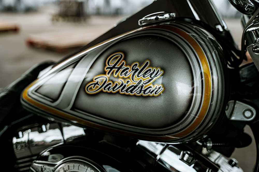 Gros plan sur moto marque Harley Davidson