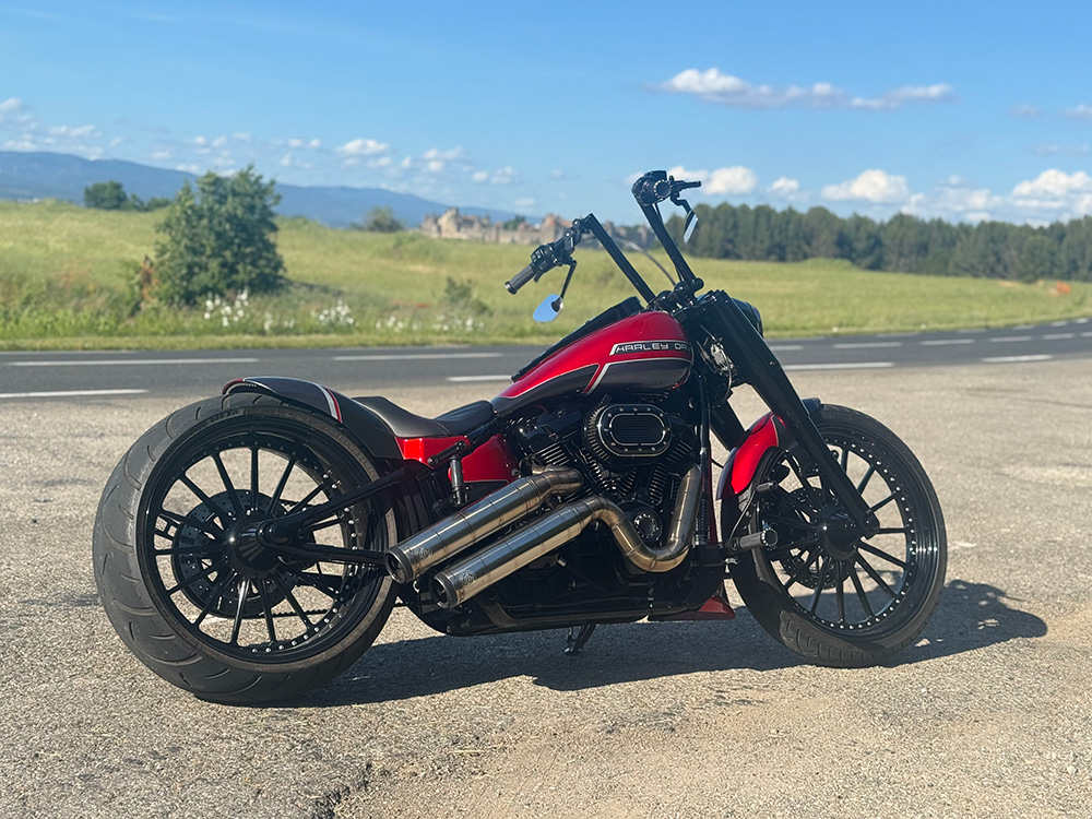 moto custom garée à la campagne près de Carcassonne