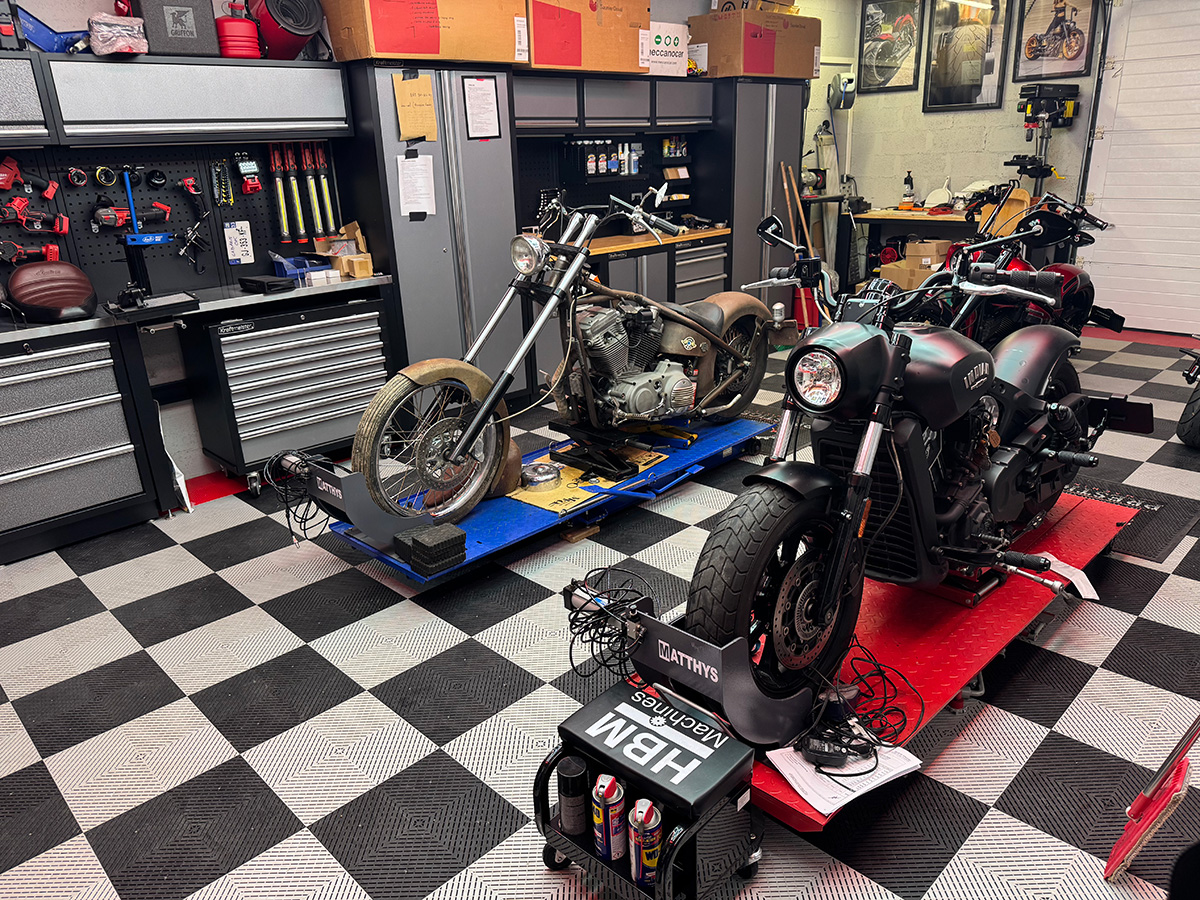 intérieur de l'atelier Prestiges Machines avec deux motos en préparation