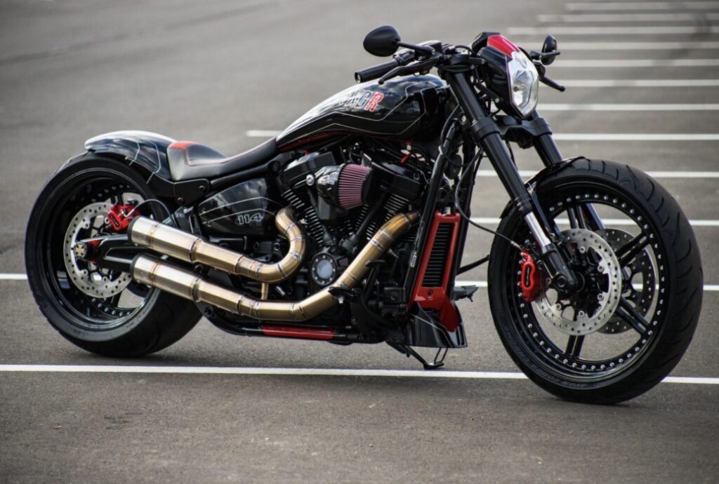 Échappement BT Choppers monté sur une Harley-Davidson chez Prestiges Machines
