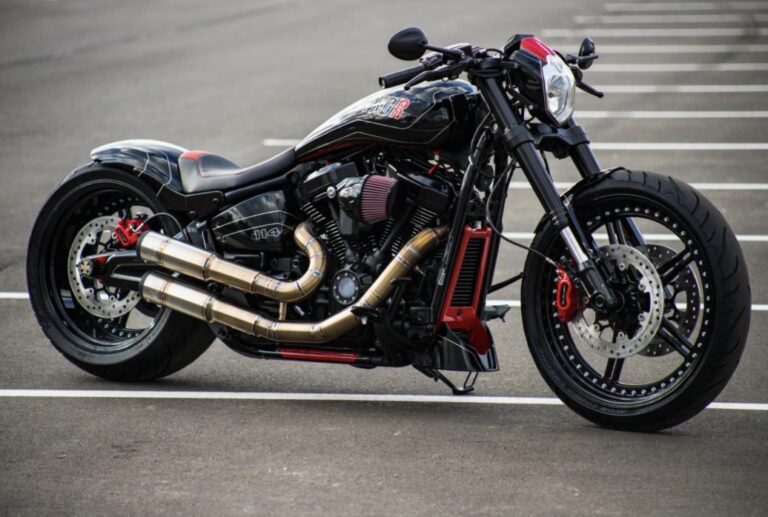 Échappement BT Choppers monté sur une Harley-Davidson chez Prestiges Machines